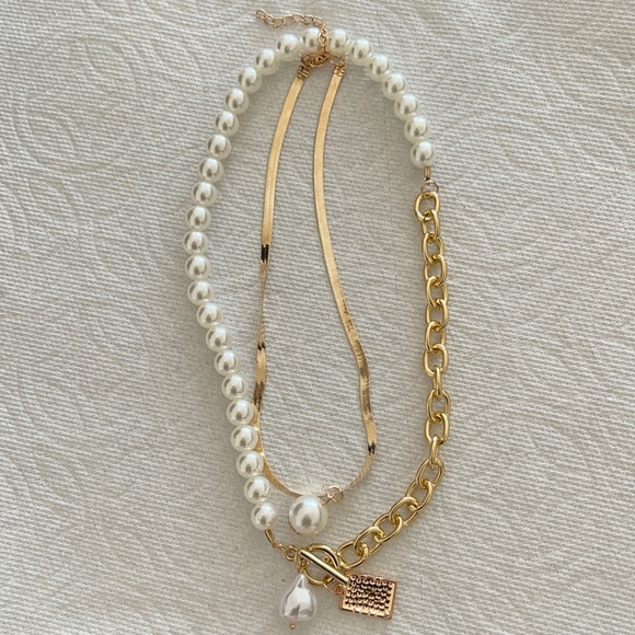 —— Jewelry - necklace. Size free. Color gold and white